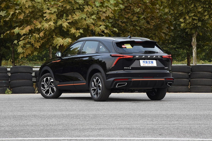 Tương xứng với ngoại thất ấn tượng, nội thất của Haval Shenshou trông cũng rất đẹp. Quả thực, thương hiệu Haval đã có một bước tiến lớn đối với khâu thiết kế nội thất với vô lăng 3 chấu chất thể thao (dù có vẻ hơi to), một màn hình LCD cỡ 12,3 inch ở vị trí bảng đồng hồ, và một màn hình trung tâm LCD cỡ 14,6 inch dành cho hệ thống thông tin giải trí.
