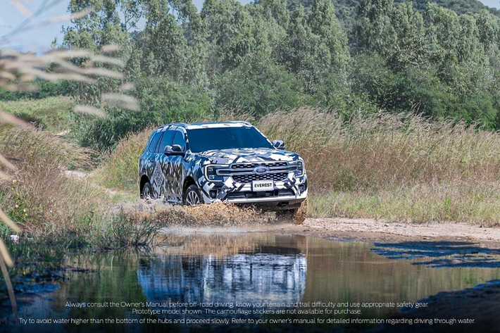 Trong đoạn video này, thiết kế ngoại thất của Ford Everest 2022 mới đã lộ diện rõ ràng hơn. Qua đó, có thể thấy phần lớn thân vỏ của mẫu SUV hạng D này là dùng chung với Ford Ranger 2022. Đúng như những hình ảnh chụp trên đường thử tại Thái Lan cách đây không lâu, Ford Everest 2022 sở hữu thiết kế đầu xe khá giống với Ranger mới.
