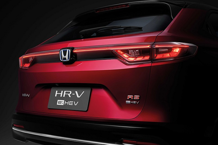 Những trang bị đáng chú ý khác của Honda HR-V 2022 ở thị trường Thái Lan bao gồm cảm biến đá cốp, màn hình màu đa thông tin TFT 7 inch trong bảng đồng hồ, hệ thống thông tin giải trí với màn hình cảm ứng 8 inch, hỗ trợ Apple CarPlay/Android Auto, tính năng ra lệnh bằng giọng nói thông qua Android Auto hoặc Siri, sạc điện thoại thông minh không dây và hệ thống âm thanh 8 loa. Thêm nữa là điều hòa tự động, hệ thống lọc không khí, đèn LED đọc sách bật/tắt bằng cảm ứng, cửa sổ trời toàn cảnh Panorama và 2-4 cổng USB, tùy phiên bản.