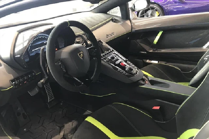 Siêu xe giới hạn Lamborghini Aventador SVJ được trang bị khối động cơ V12, hút khí tự nhiên, dung tích 6.5 lít, tạo ra công suất tối đa 770 mã lực và mô-men xoắn cực đại là 720 Nm.