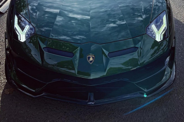 Chắc chắn là khác với 2 chiếc xe thể thao của Porsche, trải nghiệm trên siêu xe giới hạn Lamborghini Aventador SVJ mới mua, CEO chuỗi nhà thuốc lớn nhất Việt Nam phải thật cẩn thận vì siêu bò này nổi tiếng là 1 mẫu xe có sức mạnh đáng kinh ngạc.