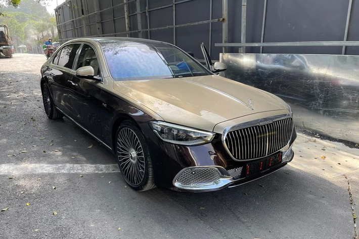 Mercedes-Maybach S680 2022 mới đầu tiên về Việt Nam được nhập khẩu bởi một công ty tư nhân, xe có lớp sơn hai tông màu cao cấp với màu Đỏ Rubelliot ở nửa dưới và vàng Kalahari Gold ở nửa thân trên.