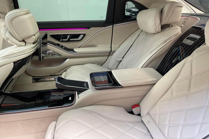 Chưa hết, xe còn được trang bị màn hình công cụ kỹ thuật số 12,3 inch, màn hình trung tâm 12,8 inch, hệ thống âm thanh vòm Burmester 4D, hệ thống thông tin giải trí hàng ghế sau với màn hình kép 11,6 inch và một máy tính bảng điều khiển ở bệ tỳ tay trung tâm.