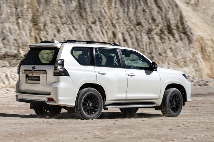 Bên cạnh đó, Toyota Land Cruiser Prado 2021 nâng cấp còn có tính năng cảnh báo điểm mù (BSM), cảnh báo phương tiện cắt ngang khi lùi (RCTA), cảnh báo áp suất lốp (TPMS), camera 360, 8 cảm biến hỗ trợ đỗ xe,…