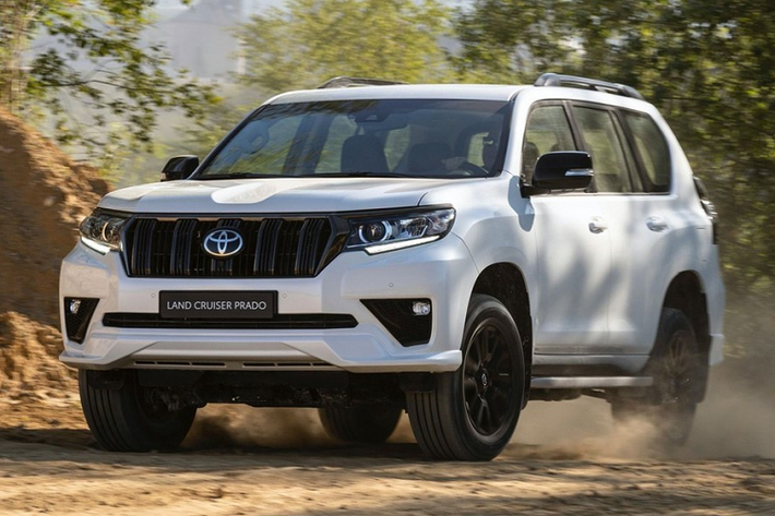 Toyota Việt Nam đã chính thức giới thiệu Toyota Land Cruiser Prado 2021 mới. Xe vẫn tiếp tục được nhập khẩu nguyên chiếc với 1 phiên bản duy nhất cùng giá bán lẻ đề xuất đúng với dự kiến trước đó: 2,548 tỷ đồng (đối với màu trắng ngọc trai, khách cần chi thêm 11 triệu đồng).