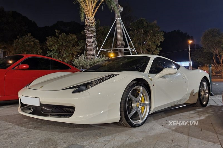 Hiện tại, có trên 10 chiếc Ferrari 458 tại Việt Nam, bao gồm bản Italia, Spider mui trần và phiên bản hiệu suất Speciale, trong bài là chiếc Ferrari 458 Italia duy nhất mang trên mình màu sơn trắng tinh khôi, xe đang "định cư" ở TP.HCM.