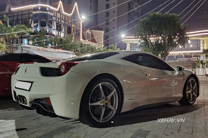Ferrari 458 Italia được ra mắt lần đầu tiên vào năm 2009 tại triển lãm ôtô Frankfurt Motor Show. Chiếc siêu xe Ferrari 458 Italia đầu tiên xuất hiện tại Việt Nam vào khoảng năm 2010.