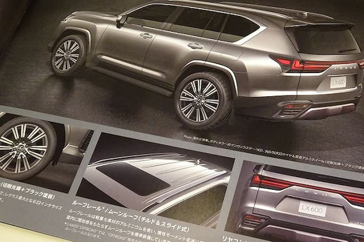 Theo đó, tại thị trường Nhật Bản, Lexus LX 600 2022 mới được chia thành 3 bản trang bị là Tiêu chuẩn, Offroad và Executive. Giá khởi điểm, đã bao gồm 10% thuế, của mẫu SUV hạng sang được mệnh danh "chuyên cơ mặt đất" này tại xứ sở hoa anh đào là 12,5 triệu Yên, tương đương 2,5 tỷ đồng. Trong khi đó, con số tương ứng của phiên bản Offroad là khoảng 2,57 tỷ đồng. Đắt nhất là bản Executive với giá quy đổi ra tiền Việt đạt mức 3,59 tỷ đồng.