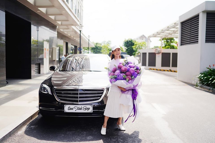 Vào cuối năm 2019, nữ diễn viên kiêm người mẫu ảnh đã chi ra số tiền 2,6 tỷ đồng để tậu về garage của mình phiên bản Mercedes-Benz V250 Luxury đang khá hot tại thời điểm đó. Sau này, hot girl Sam còn mang xe đi độ trần sao cũng như vài tiện ích khác giúp mình có thể tận hưởng trong khoang lái xe mỗi khi đi lưu diễn xa.