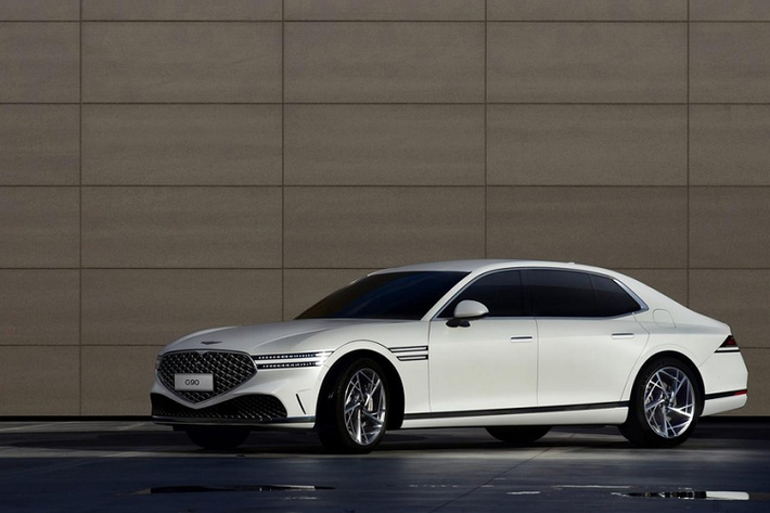 Genesis G90 hạng sang là mẫu sedan cỡ lớn đã lần đầu tiên trình làng vào năm 2016 như đối thủ dành cho Mercedes-Benz S-Class và BMW 7-Series. Sau 5 năm, mẫu xe này chuẩn bị được bổ sung thế hệ thứ hai. Trước thời điểm đó, thương hiệu con Genesis của tập đoàn Hyundai đã tung ra những hình ảnh đầu tiên của G90 thế hệ mới.