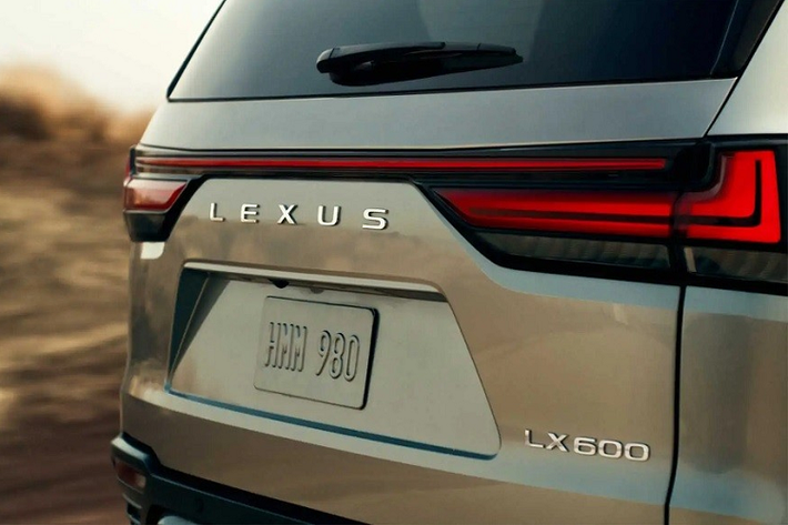 Hãng Toyota đã chính thức vén màn thế hệ mới của dòng SUV 7 chỗ Land Cruiser vào hồi tháng 6 năm nay. Do đó, chẳng có gì ngạc nhiên khi thương hiệu Lexus LX 2022 mới thế hệ tiếp theo cũng sắp ra mắt. Nguyên nhân là do 2 mẫu SUV này vốn dùng chung cơ sở gầm bệ.
