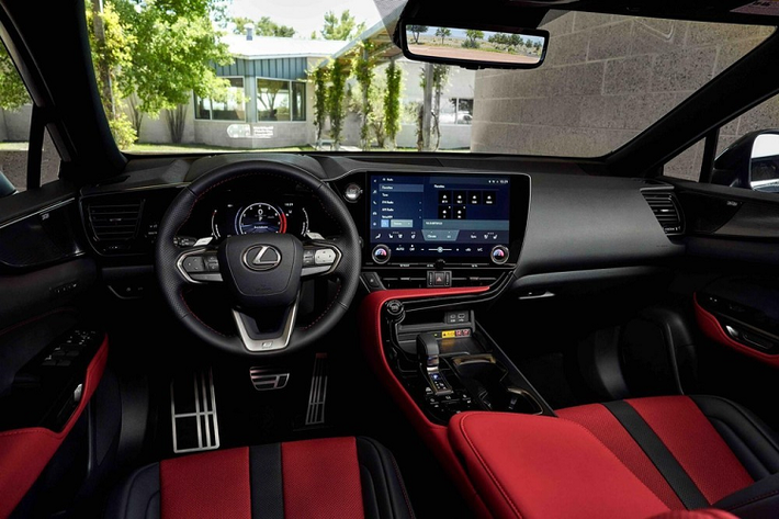 Hiện thương hiệu xe sang Lexus chưa công bố thông tin liên quan đến LX 2022. Tuy nhiên, qua đoạn video dài 15 giây do hãng Lexus tung ra, chúng ta có thể thấy thiết kế đèn hậu của "chuyên cơ mặt đất".