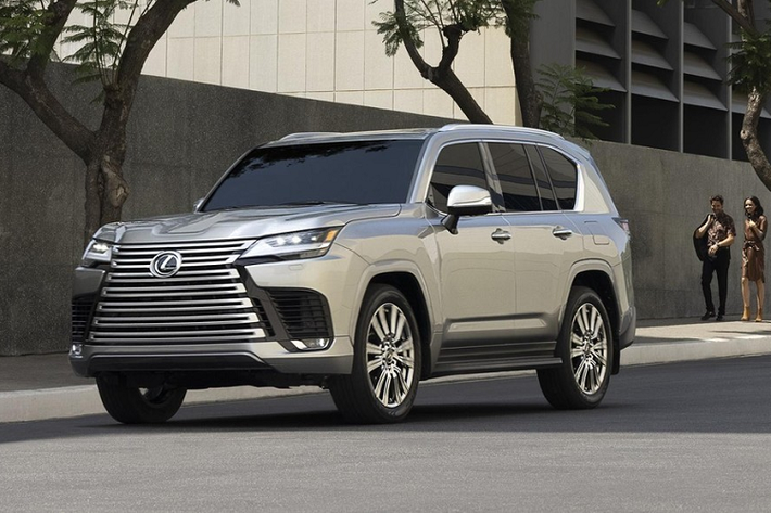 Có thể thấy khoảng cách khá lớn giữa giá của bản tầm trung Off-Road và bản cao cấp nhất Executive. Điều này không có gì lạ vì bản Executive vốn được trang bị nội thất 2 hàng ghế với 4 chỗ ngồi bên trong. Trừ siêu xe LFA, LX 600 Executive chính là mẫu xe Lexus đắt nhất tại thị trường Nhật Bản từ trước đến nay.