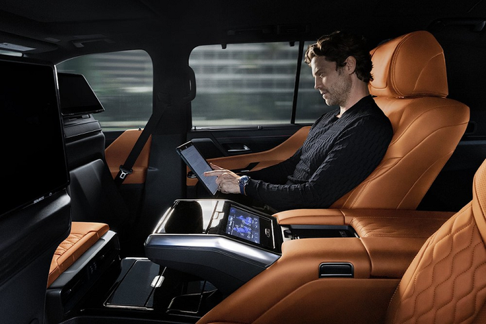 Bản Executive tại thị trường Nhật Bản sẽ tương ứng với bản Ultra Luxury ở Mỹ. Ở bản Executive, Lexus LX 600 2022 có 2 ghế thương gia nằm độc lập ở phía sau. Hai ghế này đi kèm bệ tì tay trung tâm rộng, tích hợp sạc điện thoại thông minh không dây, hộc đựng cốc có nắp che, ngăn chứa đồ cỡ lớn với ổ điện DC, cổng USB và cổng cắm tai nghe phục vụ hệ thống giải trí. Trên bệ tì tay trung tâm ở hàng ghế sau còn có màn hình nhỏ dùng để chỉnh ghế và điều hòa.