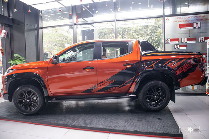 Mẫu xe bán tải Mitsubishi Triton Athlete 2022 hiện nay đã cập bến đại lý với phiên bản cao cấp, cùng với đó người dùng còn có 2 phiên bản tùy chọn. Ở ngoại thất, xe sở hữu thay đổi lớn nhất ở ngoại hình khi xe được bổ sung bộ bodykit, đây có thể coi là phiên bản độ chính hãng của chiếc bán tải đến từ Nhật Bản.