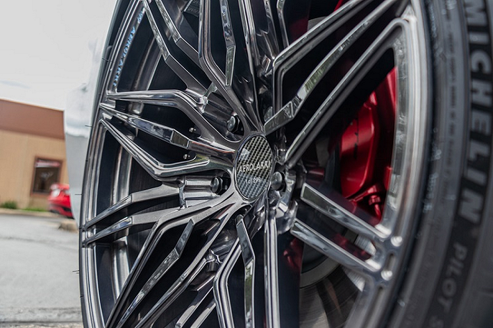 Một chiếc Chevrolet Corvette thế thao có rất nhiều lựa chọn độ mâm khác nhau trên thị trường hiện nay. Thế nhưng, để làm cho mình trở nên khác biệt và nổi bật hơn, Aerolarri đã tạo ra một bộ mâm “hai mặt” cho chiếc xe. Điều này có nghĩa rằng bộ mâm bên trái và bên phải sẽ có thiết kế khác nhau hoàn toàn.