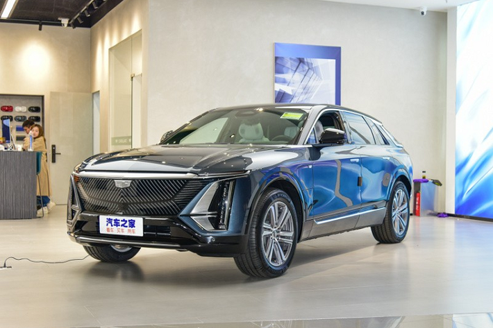 Vào hôm 17/11/2021 vừa qua, hãng Cadillac đã chính thức nhận cọc của khách hàng muốn mua mẫu xe mới Lyriq tại thị trường Trung Quốc. Chỉ trong vòng 1 tiếng đầu mở bán, đã có hơn 1.000 khách hàng Trung Quốc đặt mua mẫu xe này. Tính đến chiều ngày 18/11, con số đặt xe Cadillac Lyriq 2022 mới đã tăng lên hơn 2.000 người.