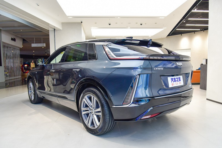Không chỉ có kích thước lớn, Cadillac Lyriq còn mang trên mình thiết kế như xe đến từ tương lai. Bên ngoài, mẫu SUV hạng sang này đi kèm tổng cộng 736 bóng đèn LED. Bên cạnh đó là lưới tản nhiệt màu đen đóng kín với kích thước 1,8 m, đèn pha LED nằm dọc, đèn hậu LED và cửa sổ trời toàn cảnh, có diện tích 1,83 m2, mở rộng đến tận cánh gió mui.