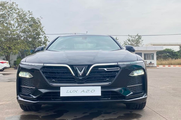 Mười ba chiếc VinFast Lux A2.0 trong lô xe này là thuộc phiên bản cao cấp. Đây là mẫu xe bán chạy trong phân khúc sedan cỡ E tại Việt Nam Xe sử dụng động cơ 2.0L I4 tăng áp, cho công suất 174 mã lực và mô-men xoắn cực đại 300 Nm, có thể tăng lên 228 mã lực và mô-men xoắn 350 Nm ở bản cao cấp. Kết hợp với khối động cơ này là hộp số 8 cấp ZF.