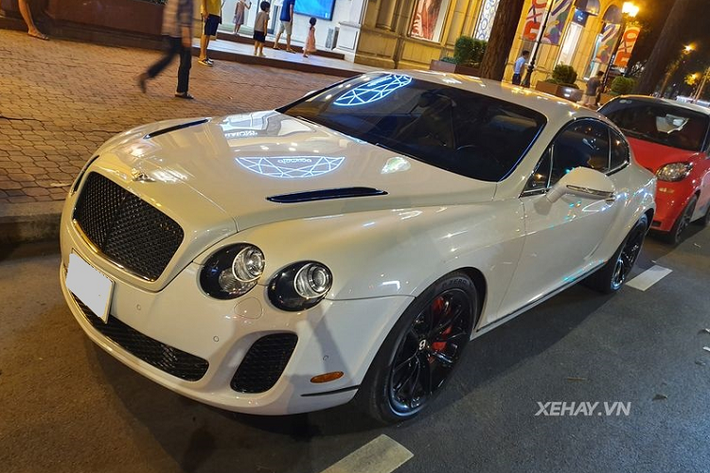 Trình làng thế giới vào tháng 2/2009, đến nay Bentley Continental SuperSports hạng sang này đã có tuổi đời hơn 12 năm nhưng nó vẫn duy trì được phong độ và sức hút của mình. Ở thời điểm ra mắt, Continental SuperSports là cỗ xe mạnh mẽ nhất của Bentley, xe có giá bán niêm yết 280.000 USD (khoảng 6,53 tỷ đồng), tuy nhiên khi về đến Việt Nam thì con số sẽ gấp lên nhiều lần.