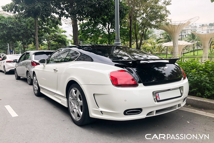 Bên trong khoang nội thất được chế tác thủ công luôn là niềm tự hào của những người thợ lành nghề tại nhà máy của thương hiệu xe hơi nước Anh. Toàn bộ cabin của bản độ Hamann Imperator độc nhất Việt Nam được bọc da cao cấp sử dụng tông màu đỏ làm chủ đạo và ốp gỗ quý. Mặc dù chỉ là một mẫu xe hai cửa, khoang lái của xe vẫn đáp ứng được không gian đủ thoải mái cho 4 người trưởng thành, đi kèm với đầy đủ các tính năng giải trí và tiện nghi hàng đầu lúc bấy giờ.