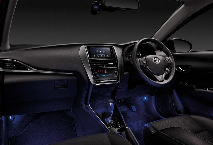 So với xe đang bán ở Việt Nam, Toyota Vios 2022 tại Malaysia có vẻ rực rỡ hơn. Hiện Toyota Vios 2021 tại Việt Nam không có màu xanh Nebula Blue Metallic hay cam Orange Metallic. Thay vào đó, xe ở Việt Nam chỉ có 6 màu sơn là bạc, đỏ, nâu vàng, trắng, đen và vàng.