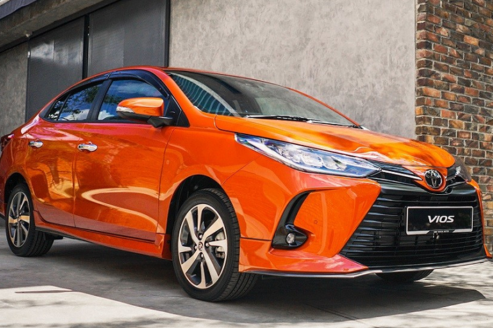 Có thể nói, màu sơn mới khá hợp với Toyota Vios và khiến mẫu sedan cỡ B của thương hiệu "thiện lành" thêm trẻ trung, nổi bật. Ngoài xanh dương Nebula Blue Metallic mới, Toyota Vios 2022 tại thị trường Malaysia còn có những màu sơn ngoại thất khác như cam Orange Metallic, đỏ Red Mica Metallic, bạc Silver Metallic và trắng Platinum White Pearl. Điều thú vị là Yaris - phiên bản hatchback của Toyota Vios 2022 - tại Malaysia không được áp dụng màu sơn mới này.