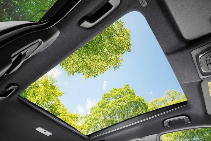 Cuối cùng là hệ thống an toàn khá đầy đủ với gói công nghệ Toyota Safety Sense, bao gồm các tính năng như phát hiện điểm mù, cảnh báo phương tiện cắt ngang khi lùi, hệ thống ngăn va chạm sớm, phanh khẩn cấp tự động và hệ thống cảnh báo chuyển làn đường.