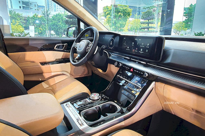 Kia Carnival 2022 mới sở hữu kích thước vượt trội với khoảng sáng gầm xe lớn cùng kiểu dáng thiết kế mạnh mẽ, thể thao, hiện đại. Các trang bị đáng chú ý ở ngoại thất gồm cụm đèn Full-LED công nghệ cao, lưới tản nhiệt mới, ốp vòm bánh xe đa tầng mạnh mẽ, đậm chất SUV, mâm xe 5 chấu kép, cụm đèn hậu Full LED thiết kế liền mạch...
