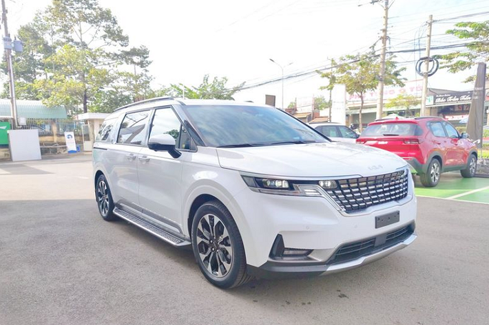 Nhận thấy nhiều khách hàng có mong muốn đổi logo mới cho mẫu xe SUV Kia Carnival 2022 nên THACO đã nhanh chóng thực hiện điều đó để thu hút nhiều người mua hơn.