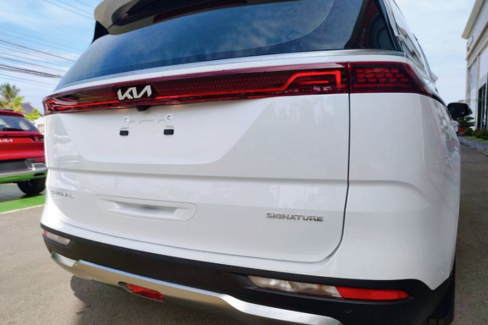 Hiện tại, chưa có bất kỳ thông báo nào từ Kia Việt Nam về thay đổi này, nhưng đã có một vài đại lý đăng bán Kia Carnival đeo logo mới. Được biết, bản nâng cấp logo của Kia Carnival tại Việt Nam sẽ có nội thất ghế da.