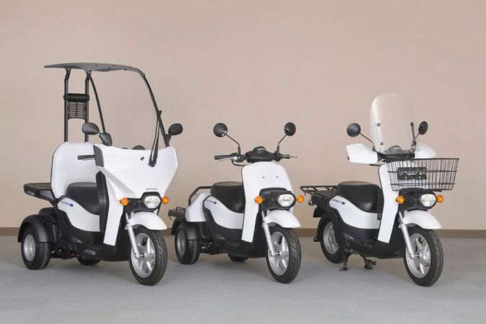 Giống như phiên bản dùng động cơ đốt trong, nó được cấp phép làm xe tay ga ở Nhật Bản, và giống như hai chiếc xe scooter giao hàng chạy điện gần đây khác của Honda, nó có sẵn màu trắng hoặc đỏ cho bạn lựa chọn. Mức giá xe Honda Gyro Canopy:e là 715.000 yên (tương đương 142 triệu đồng), bao gồm thuế tiêu thụ.