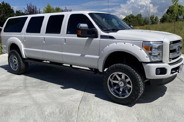 Tuy nhiên, chiếc Ford F-250 này đã được hiệu chỉnh đôi chút để cho ra sức mạnh lớn hơn con số kể trên, nhưng đơn vị rao bán không cho biết thông số cụ thể. Mức giá xe Ford F-250 độ 6 cửa phong cách limousine này đang được rao bán khởi điểm 60.100 USD (khoảng 1,38 tỷ đồng).