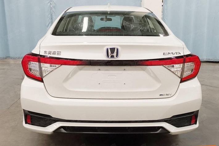 Những thay đổi còn lại của Honda Envix 2022 so với phiên bản cũ bao gồm bộ vành hợp kim có đường kính 16 inch hoặc 17 inch, tùy phiên bản, và cản sau mới có thiết kế thể thao hơn, đi kèm cánh lướt gió. Trong khi đó, thiết kế lưới tản nhiệt, đèn pha, đèn hậu và sườn xe của Honda Envix 2022 không có nhiều thay đổi.