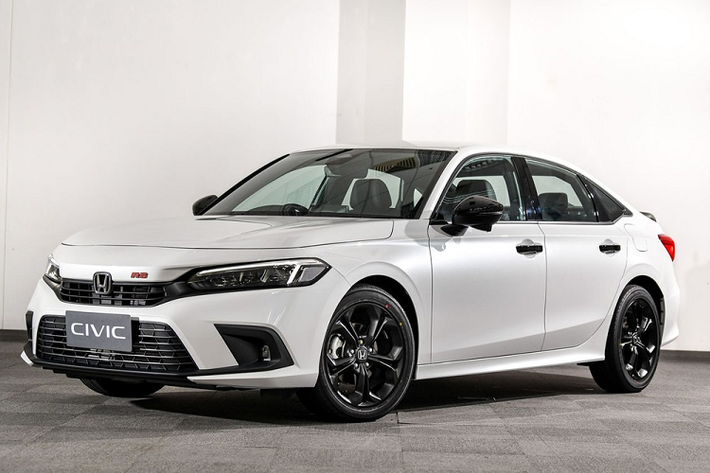 Thứ hai là hệ truyền động hybrid e:HEV, bao gồm máy xăng 4 xi-lanh, dung tích 1.5L và 2 mô-tơ điện, tạo ra công suất tổng cộng 154 mã lực. Lượng xăng tiêu thụ trung bình của xe chỉ dừng ở mức 4 lít/100 km, giống hệt Crider mới. Giá xe Honda Envix 2022 chưa công bố, nó sẽ chính thức được bày bán tại thị trường Trung Quốc trong năm nay.