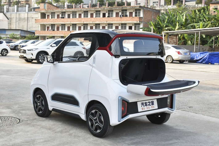 Nguồn cung cấp sức mạnh cho Wuling NanoEV 2022 là mô-tơ điện đồng bộ nam châm vĩnh cửu, tạo ra công suất tối đa 24 kW và mô-men xoắn cực đại 85 Nm. Nhà sản xuất cho biết, cụm pin của Wuling NanoEV 2022 sẽ giúp xe chạy được khoảng 305 km sau 1 lần sạc đầy, dài hơn cả Hongguang Mini EV. Cụm pin có thể sạc bằng nguồn điện 220 V ở nhà.