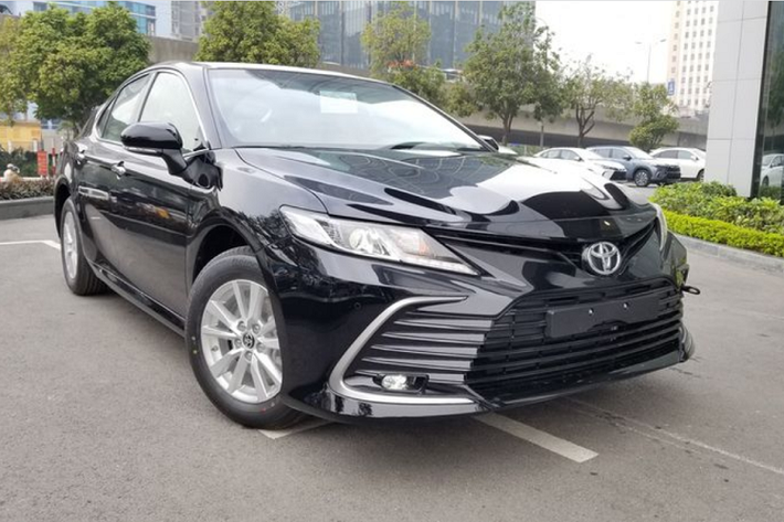 Cả 4 phiên bản Camry 2022 đều được trang bị cụm đèn trước Bi-LED dạng bóng chiếu có khả năng điều khiển tự động, cân bằng góc chiếu tự động và có chế độ đèn chờ dẫn đường. Đi kèm là dải LED ban ngày dạng phân tầng tăng cường độ nhận diện. Tuy nhiên, bản Camry cơ sở chỉ có mâm 16 inch, gương chiếu hậu cũng có các tính năng gập/chỉnh điện, tự điều chỉnh khi lùi, nhớ 2 vị trí, tích hợp đèn báo rẽ. Xe được trang bị cụm đèn hậu LED và ống xả đơn - thay vì ống xả kép hình bình hành như trên K5.