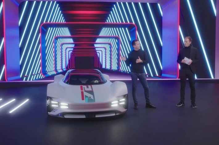 Porsche Vision Gran Turismo là một siêu xe 2 chỗ ngồi với vị trí cabin ngồi thấp. Cabin có trang bị vô-lăng thiết kế hình cái ách, bảng điều khiển trung tâm tối giản, và cụm đồng hồ trong suốt. Nó có thể là một sản phẩm kỹ thuật số, nhưng Porsche khẳng định chiếc xe có kết cấu hoàn toàn bằng các chất liệu thân thiện tự nhiên.