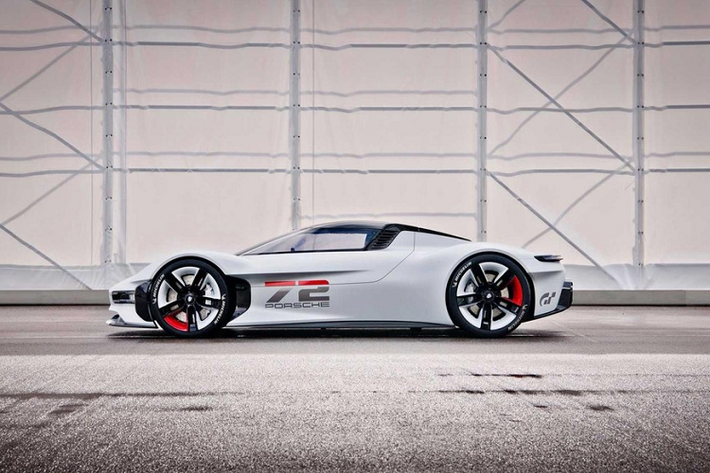 Polyphony Digital Studios đã khởi động chương trình Vision Gran Turismo vào năm 2013, trong lần ra mắt trò chơi Gran Turismo 6. Dự án đặc biệt này cho phép các nhà sản xuất ô tô thiết kế các mẫu xe concept ảo để đưa chúng vào trò chơi điện tử đua xe nổi tiếng. Đây là lần đầu tiên Porsche tạo ra một thiết kế concept mà sẽ chỉ tồn tại trong một môi trường ảo.