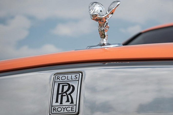 Khoang nội thất của chiếc Rolls-Royce Cullinan này cũng có một số điểm nhấn cá nhân hóa, bao gồm chất liệu da cao cấp màu hồng cam Dusty Coral - tương tự như ngoại thất - xuất hiện trên ghế ngồi và núm xoay điều khiển hệ thống điều hòa.