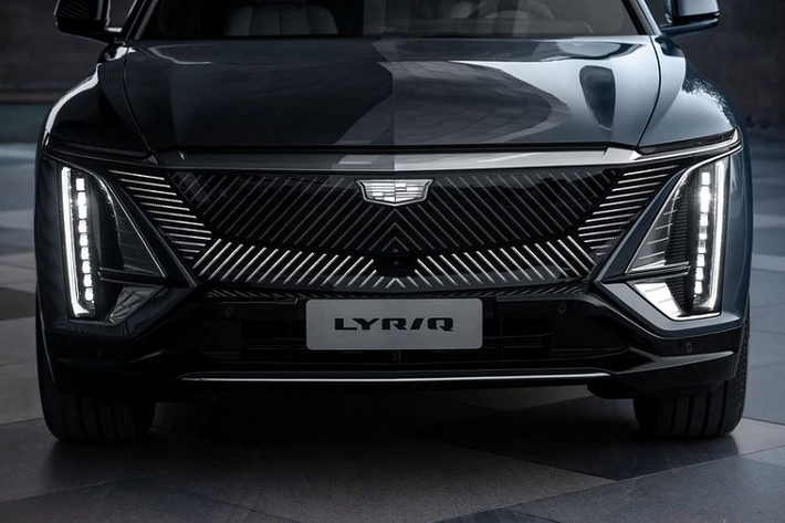 Theo báo cáo, Cadillac Lyriq hiện đang được sản xuất tại nhà máy Jinqiao Cadillac ở thành phố Thượng Hải. Quá trình sản xuất vẫn đang tiến triển rất tốt, dự kiến bắt đầu giao hàng vào khoảng giữa năm sau. Tại Trung Quốc, giá xe Cadillac Lyriq 2022 khởi điểm từ 439.700 Nhân dân tệ (khoảng 1,57 tỷ đồng).