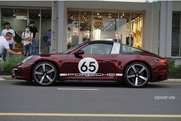 Tương tự như chiếc Porsche 911 Targa 4S Heritage Design số hiệu 921 đang "định cư" ở Hà Nội, chiếc trong bài cũng có bộ mâm xe độc quyền Carrera Exclusive Design có kích thước 20 inch ở bánh trước và 21 inch ở bánh sau, đi kèm kẹp phanh màu đen. Trên thân xe có số 65 cỡ lớn.