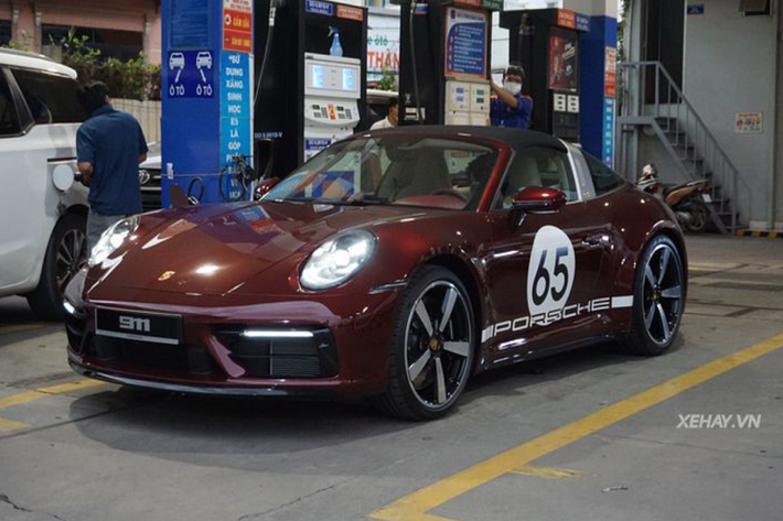 So với bản tiêu chuẩn, Porsche 911 Targa 4S Heritage Design mới sở hữu loạt chi tiết độc quyền như màu sơn Cherry Metallic kết hợp logo vàng tạo điểm nhấn, huy hiệu Porsche Heritage trên nắp động cơ sau, tương tự với chiếc huy hiệu được trao cho tay lái của chiếc Porsche 365 huyền thoại sau khi chạm mốc 100.000 km.