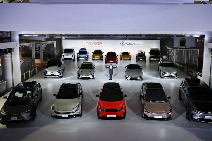 Vào sáng hôm qua, ngày 14/12/2021, Toyota và thương hiệu con Lexus đã gây choáng khi hé lộ tổng cộng 15 mẫu ôtô điện hoàn toàn - gây chú ý nhất chính là mẫu xe Lexus Electrified Sport mới. Sự kiện này gây bất ngờ vì trước đó không lâu, hãng Toyota đã từng tỏ ra không mặn mà với ôtô điện mà muốn gắn bó với xe hybrid hơn.