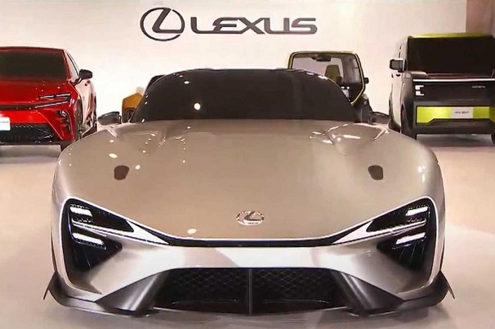 Ngay từ cái nhìn đầu tiên, Lexus Electrified Sport đã gây ấn tượng với thiết kế gầm thấp, nắp ca-pô dài và đèn pha hình boomerang trên đầu xe. Bên cạnh đó là hốc bánh phồng lên để chứa bộ lốp rộng. Riêng phần nóc được thiết kế dốc về phía sau khiến Lexus Electrified Sport dù đứng yên mà tạo cảm giác tốc độ cao. Đằng sau là phần đuôi xe rộng, đi kèm cụm đèn hậu có thiết kế thú vị và gợi liên tưởng đến Audi E-Tron GT.