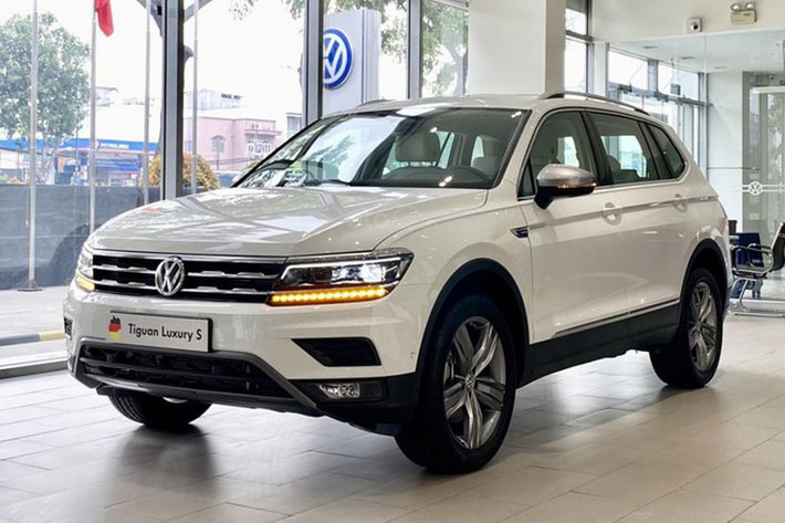 Các trang bị khác bao gồm; hệ thống chống bó cứng phanh ABS, phanh đỗ điện kết hợp với chức năng hỗ trợ dừng xe, chống trôi xe, hỗ trợ khởi hành ngang dốc, xe có các túi khí ở hàng ghế trước, bên hông hàng ghế trước và cửa sổ hai bên.