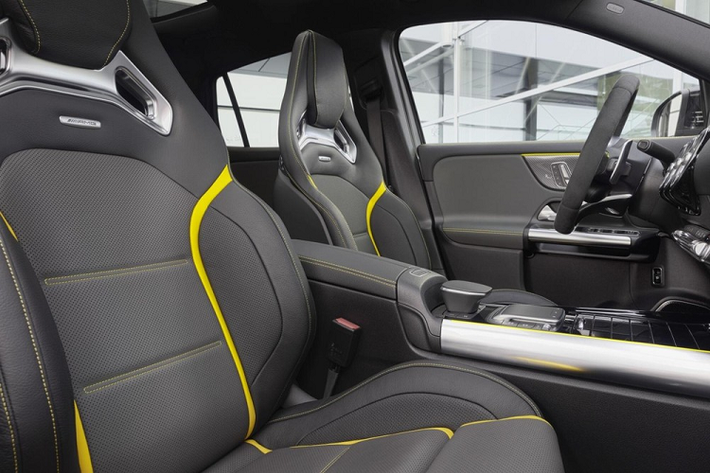 Hệ truyền động của Mercedes-AMG GLA 45s 4Matic+ 2021 vẫn hải thông qua hộp số ly hợp kép 8 cấp và hệ truyền động 4 bánh toàn thời gian 4Matic+ cùng hệ thống kiểm soát lực kéo AMG Torque Control. Xe có 5 chế độ vận hành là Slippery, Comfort, Sport, Sport+ và Individual, riêng chế độ Race sẽ là bổ sung đi kèm với gói nâng cấp Dynamic Plus.