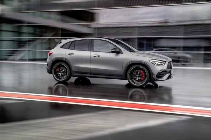 Dòng Crossover SUV nhỏ gọn đánh dấu sự cá tính cũng như nội công rất thâm hậu của Mercedes-AMG GLA 45s thể thao trong nhiều năm qua và rõ ràng là việc ra mắt thế hệ mới cũng đã khiến mẫu xe này nhận được rất nhiều sự quan tâm của các tín đồ tốc độ trên thế giới cũng như ở Việt Nam.