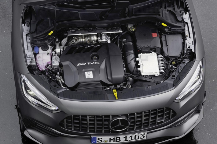 Lý do cho sự yêu thích dòng xe Mercedes-AMG GLA 45 của các tay mê tốc độ tại Việt Nam đến vậy vì đây chính là chiếc xe có động cơ 2.0L mạnh nhất phân khúc xe thương mại hiện nay nên được không ít người yêu xe trong nước tò mò quan tâm, trong đó, có Minh Nhựa. Mercedes-AMG GLA 45s 4Matic+ 2021 đang là mẫu xe có động cơ 2.0 lít thương mại mạnh nhất thế giới