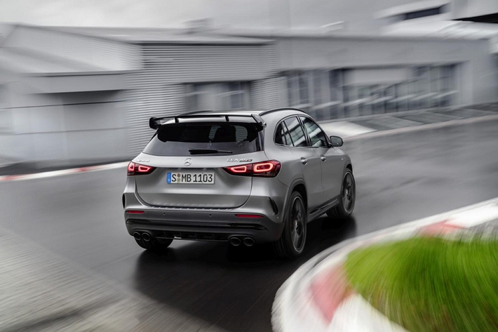 Ngoài việc có nội công thâm hậu, dòng xe Mercedes-AMG GLA 45s 4Matic+ 2021 còn gây ấn tượng mạnh ở thiết kế với lưới tản nhiệt thể thao AMG, cản va trước cùng hốc gió tạo thành sự liền mạch trong tổng thể diện mạo xe.